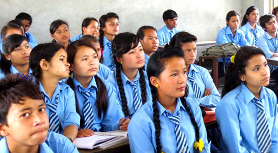 रुकुममा विद्यार्थीलाई लोकतन्त्र र निर्वाचनका कुरा सिकाइँदै 